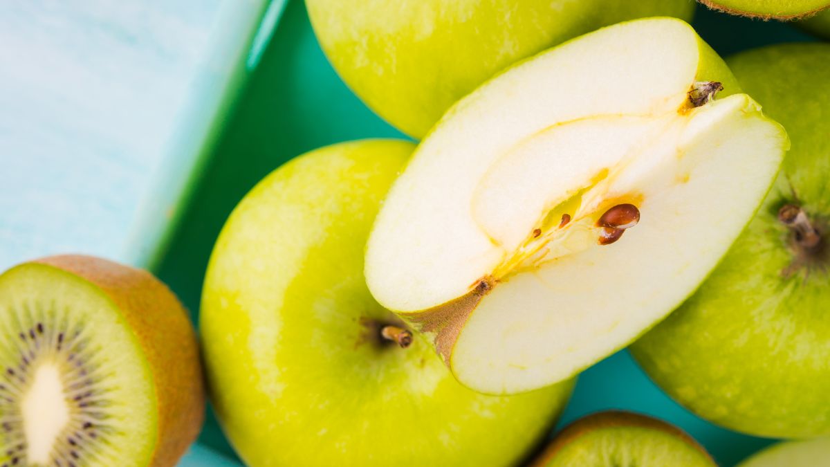 Can We Eat Apple and Kiwi Together? (Expert Answer)