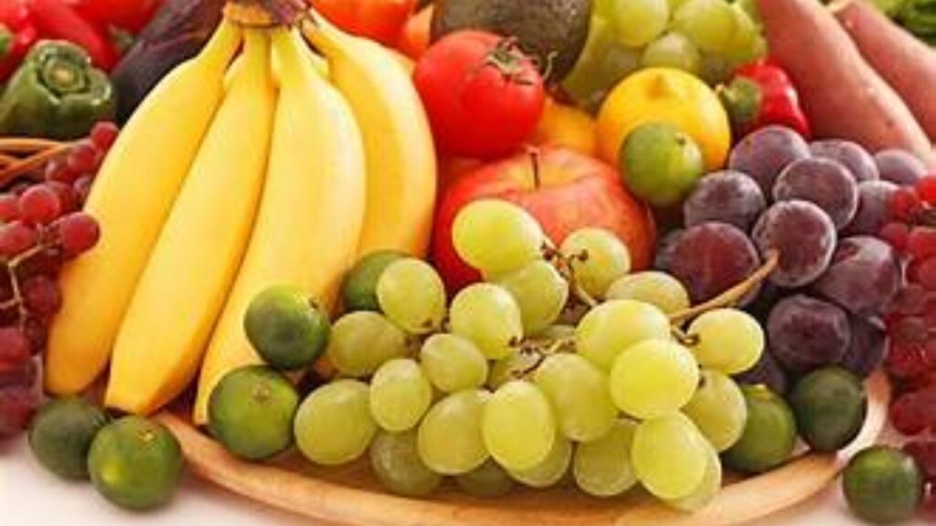 Can We Eat Banana and Grapes Together? (Expert Answer)