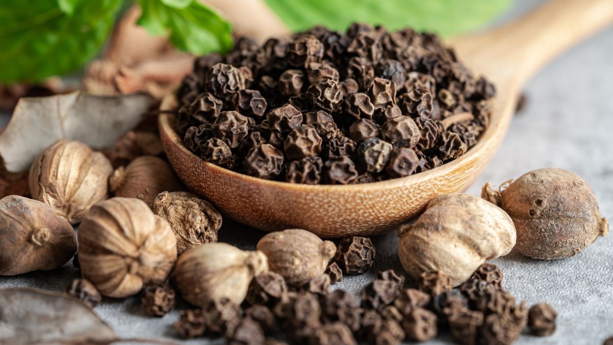 Is Black Pepper Good for Low Blood Pressure? (Expert Answer)