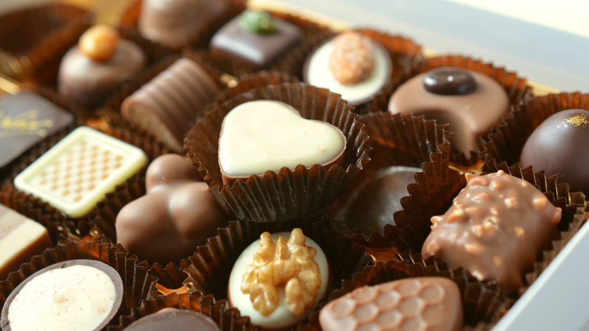 What Happens If you Eat Chocolate Before Bed? (Expert Answer) NutritionCrown