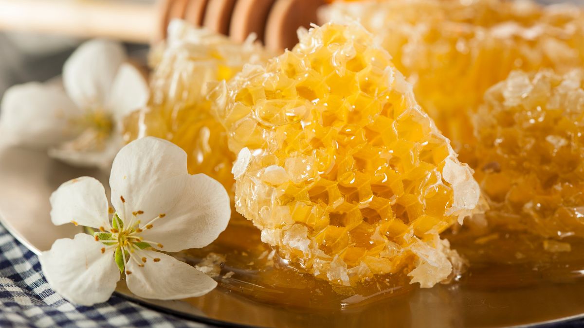 Is Raw Honey Acidic or Alkaline? (Expert Answer)