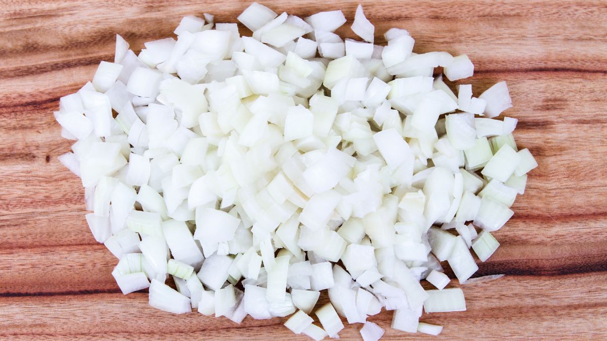 Why am I Craving Raw Onions? (Expert Answer)